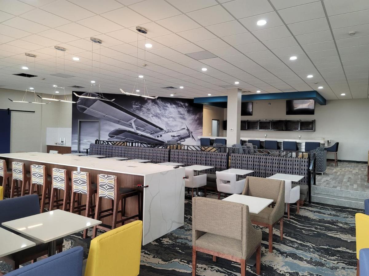Wingate By Wyndham Wichita Airport Hotel ภายนอก รูปภาพ