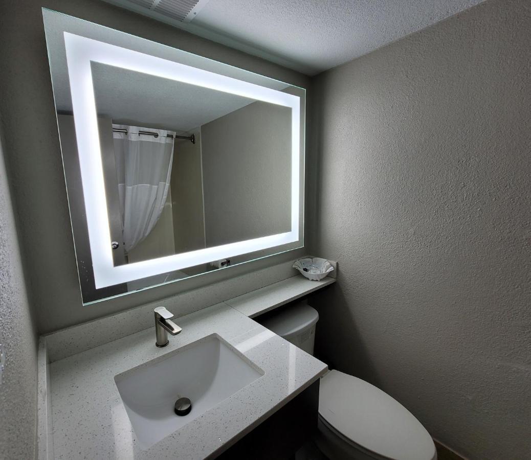 Wingate By Wyndham Wichita Airport Hotel ภายนอก รูปภาพ