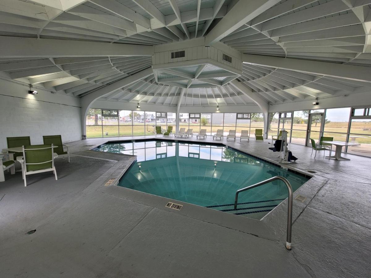 Wingate By Wyndham Wichita Airport Hotel ภายนอก รูปภาพ