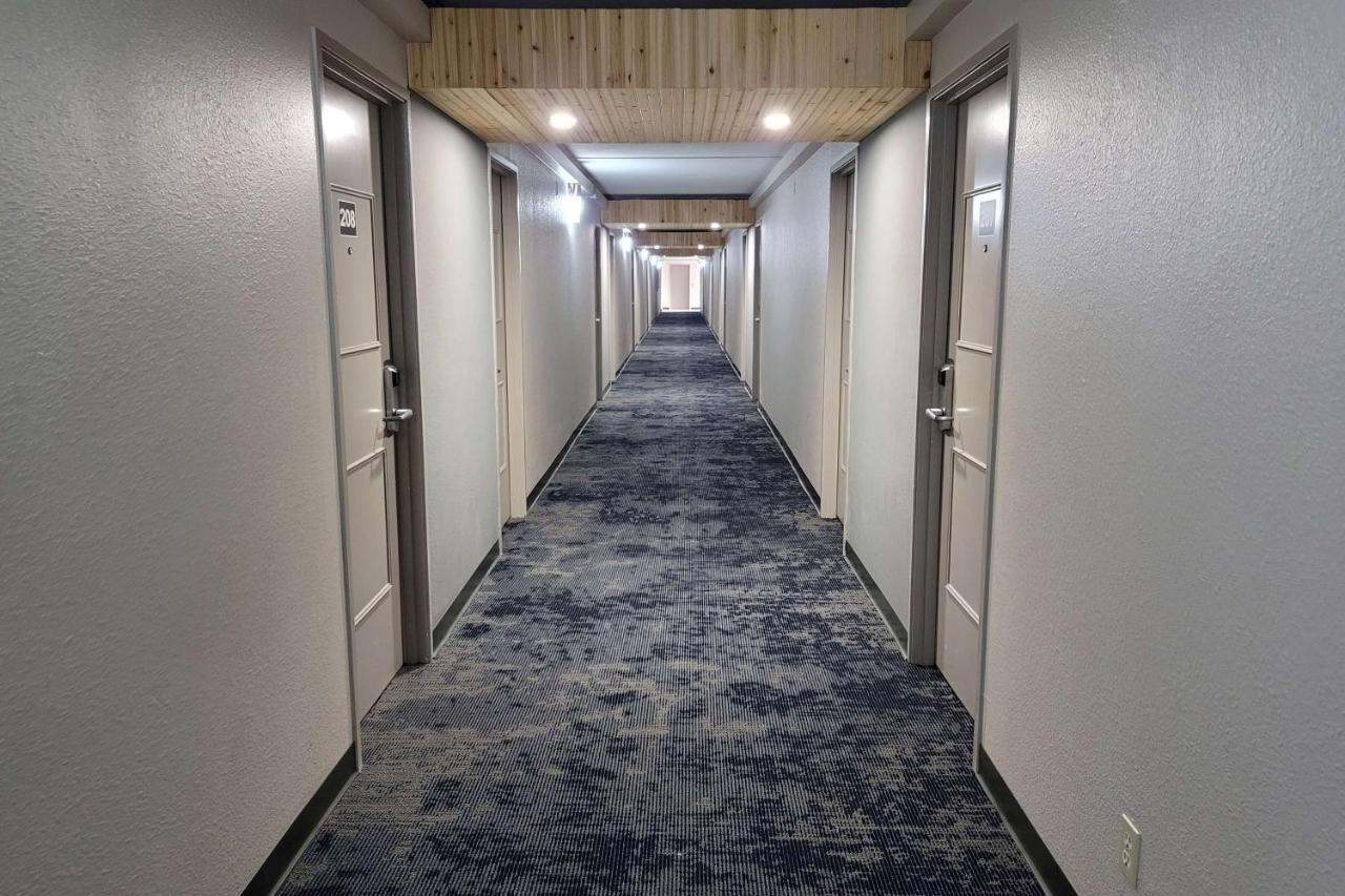 Wingate By Wyndham Wichita Airport Hotel ภายนอก รูปภาพ