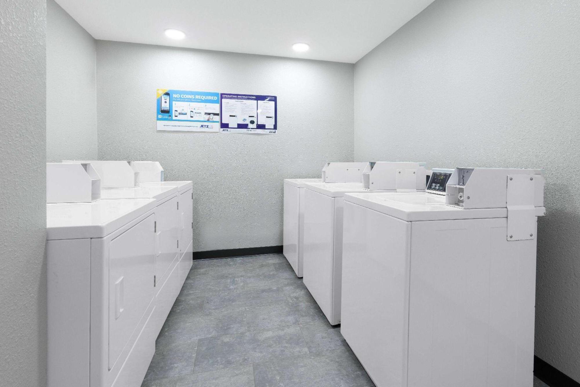 Wingate By Wyndham Wichita Airport Hotel ภายนอก รูปภาพ