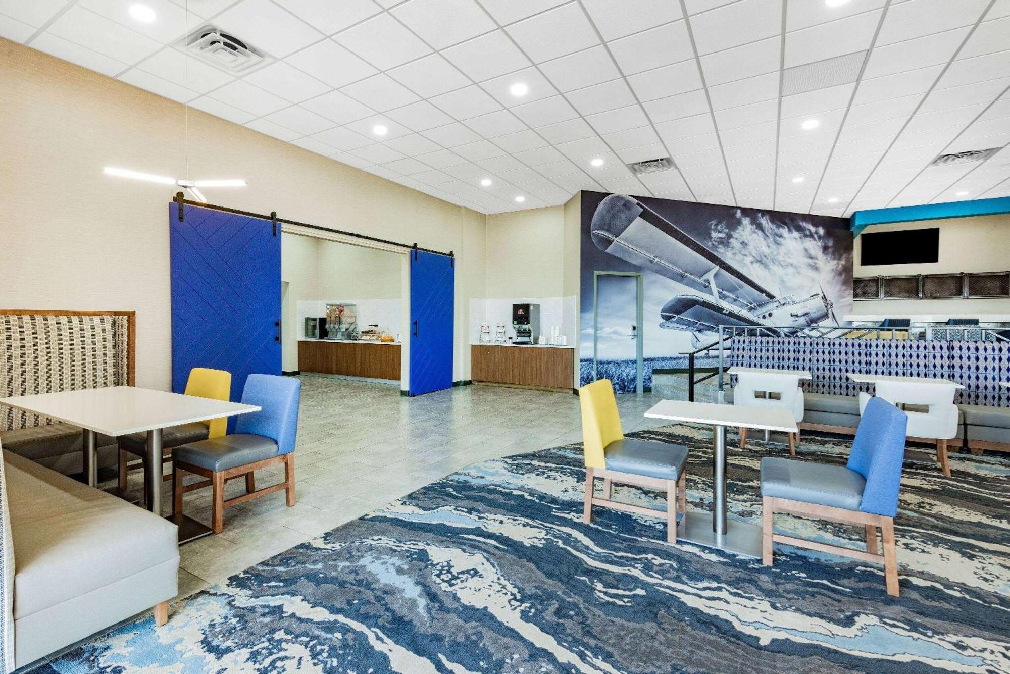 Wingate By Wyndham Wichita Airport Hotel ภายนอก รูปภาพ