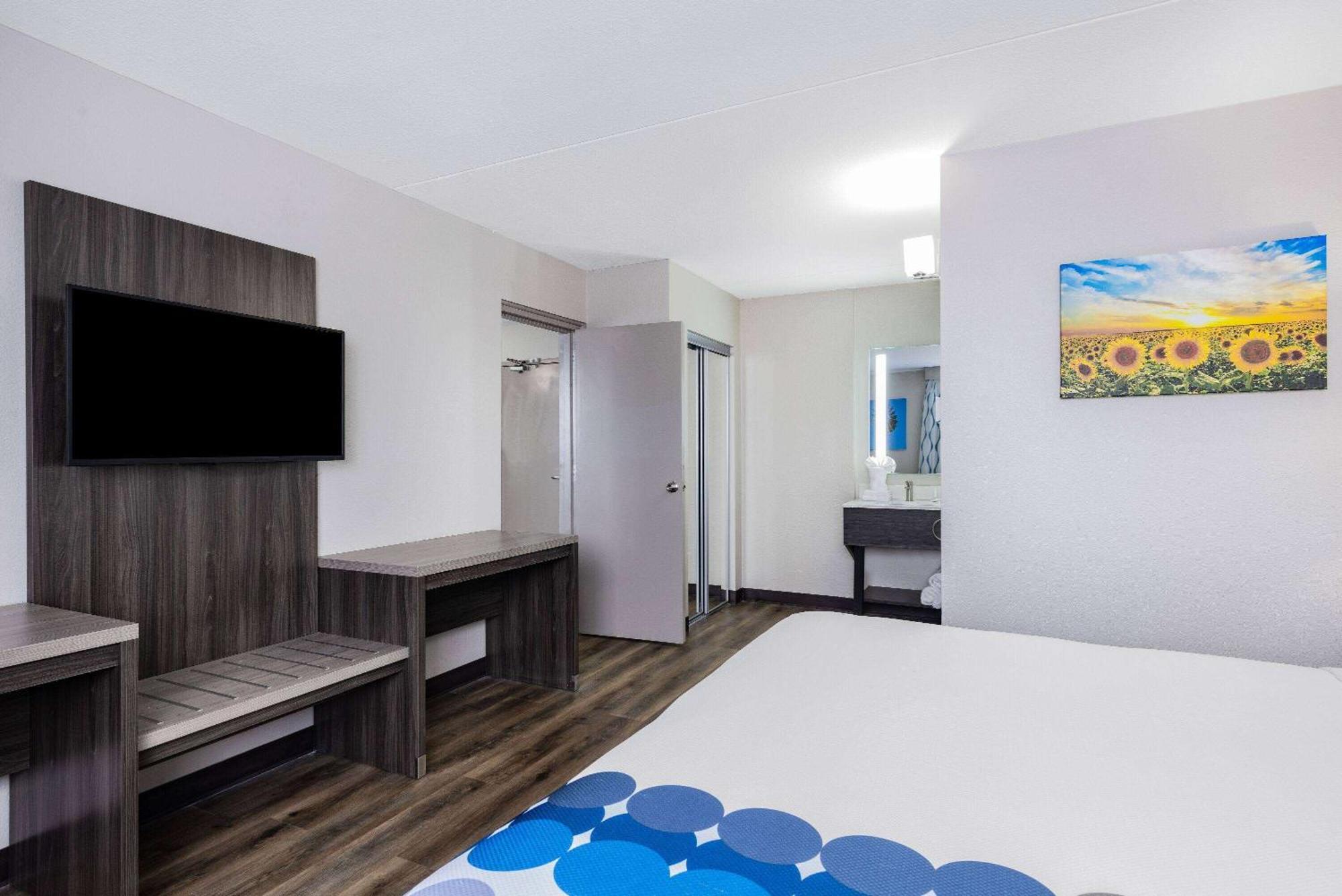 Wingate By Wyndham Wichita Airport Hotel ภายนอก รูปภาพ