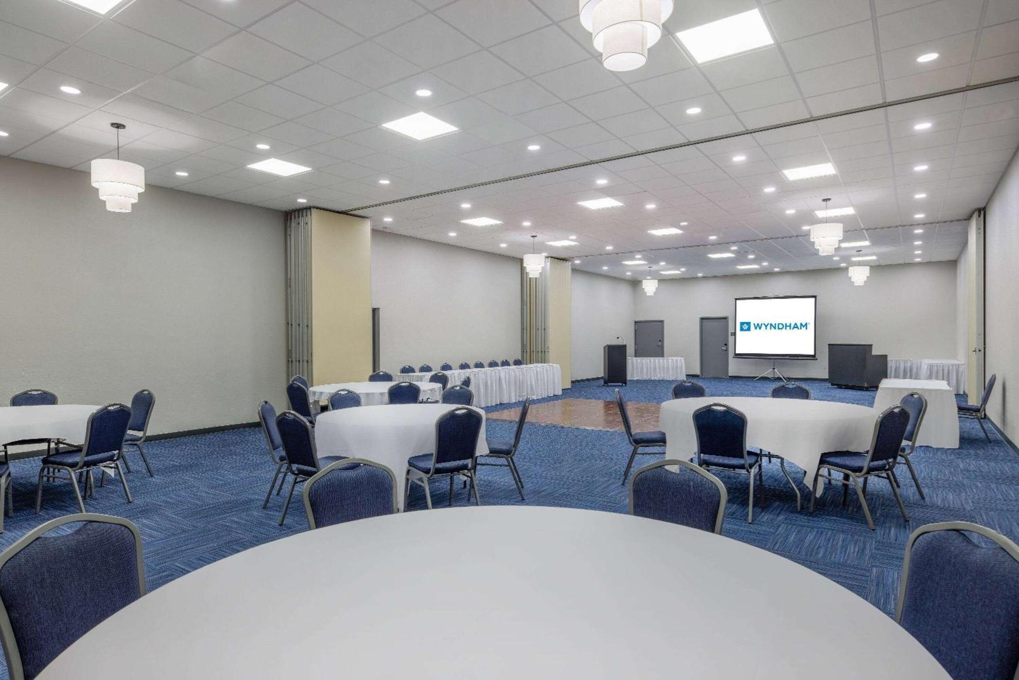 Wingate By Wyndham Wichita Airport Hotel ภายนอก รูปภาพ