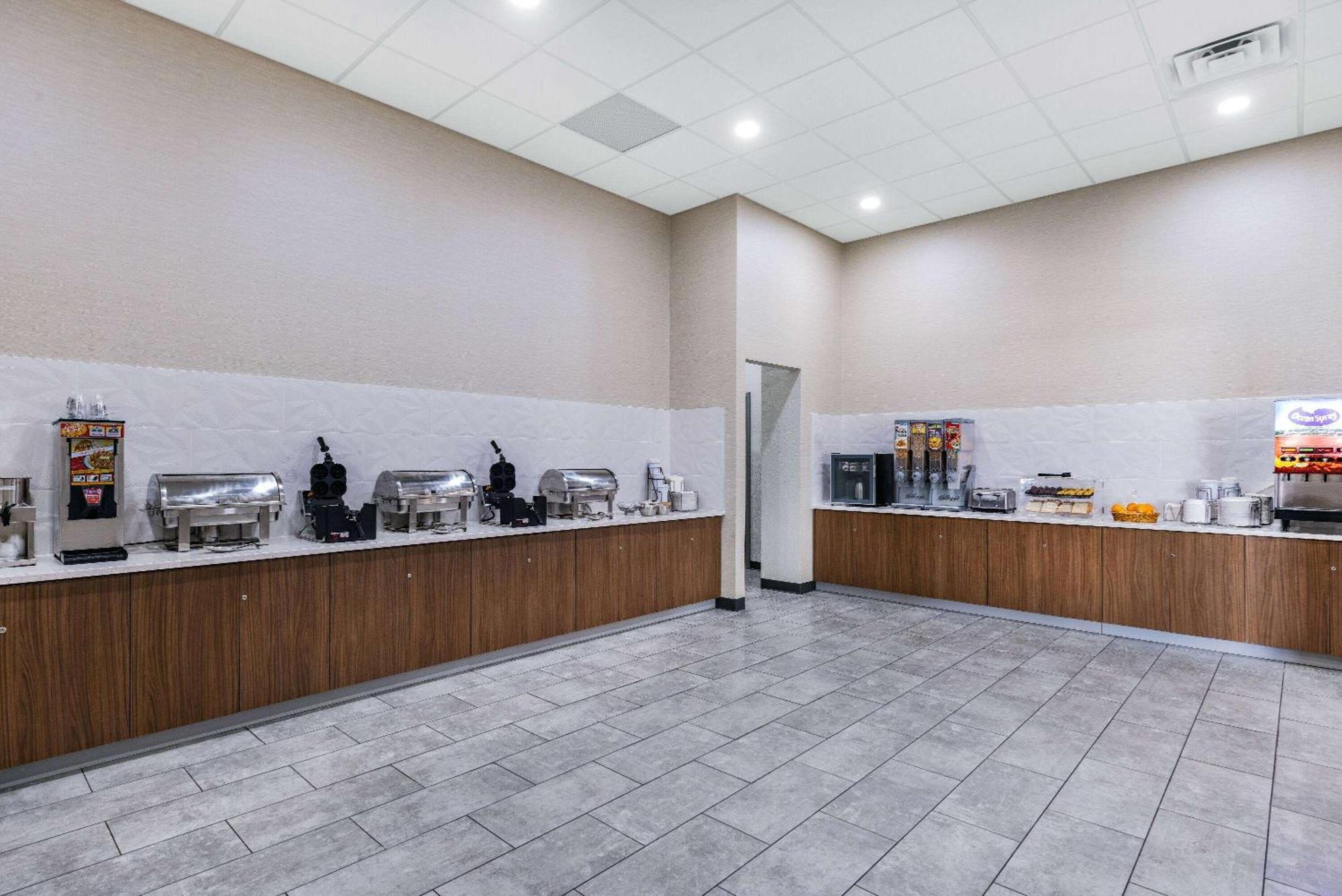 Wingate By Wyndham Wichita Airport Hotel ภายนอก รูปภาพ
