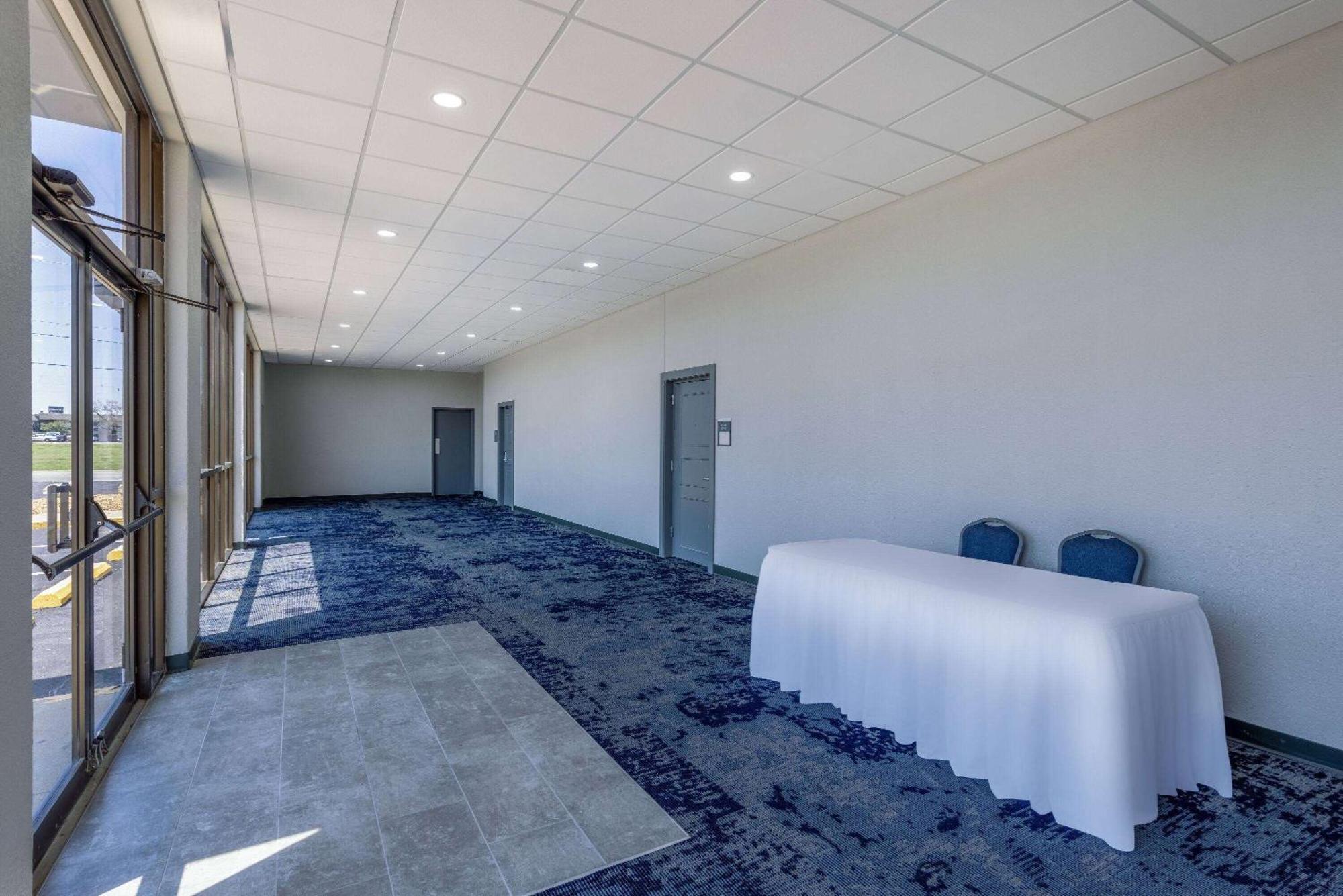 Wingate By Wyndham Wichita Airport Hotel ภายนอก รูปภาพ