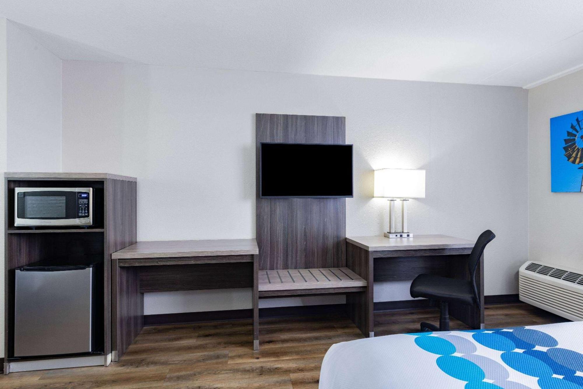 Wingate By Wyndham Wichita Airport Hotel ภายนอก รูปภาพ
