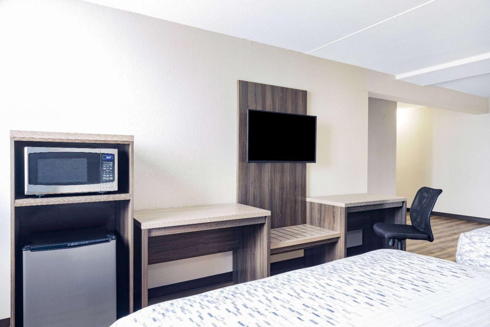 Wingate By Wyndham Wichita Airport Hotel ภายนอก รูปภาพ