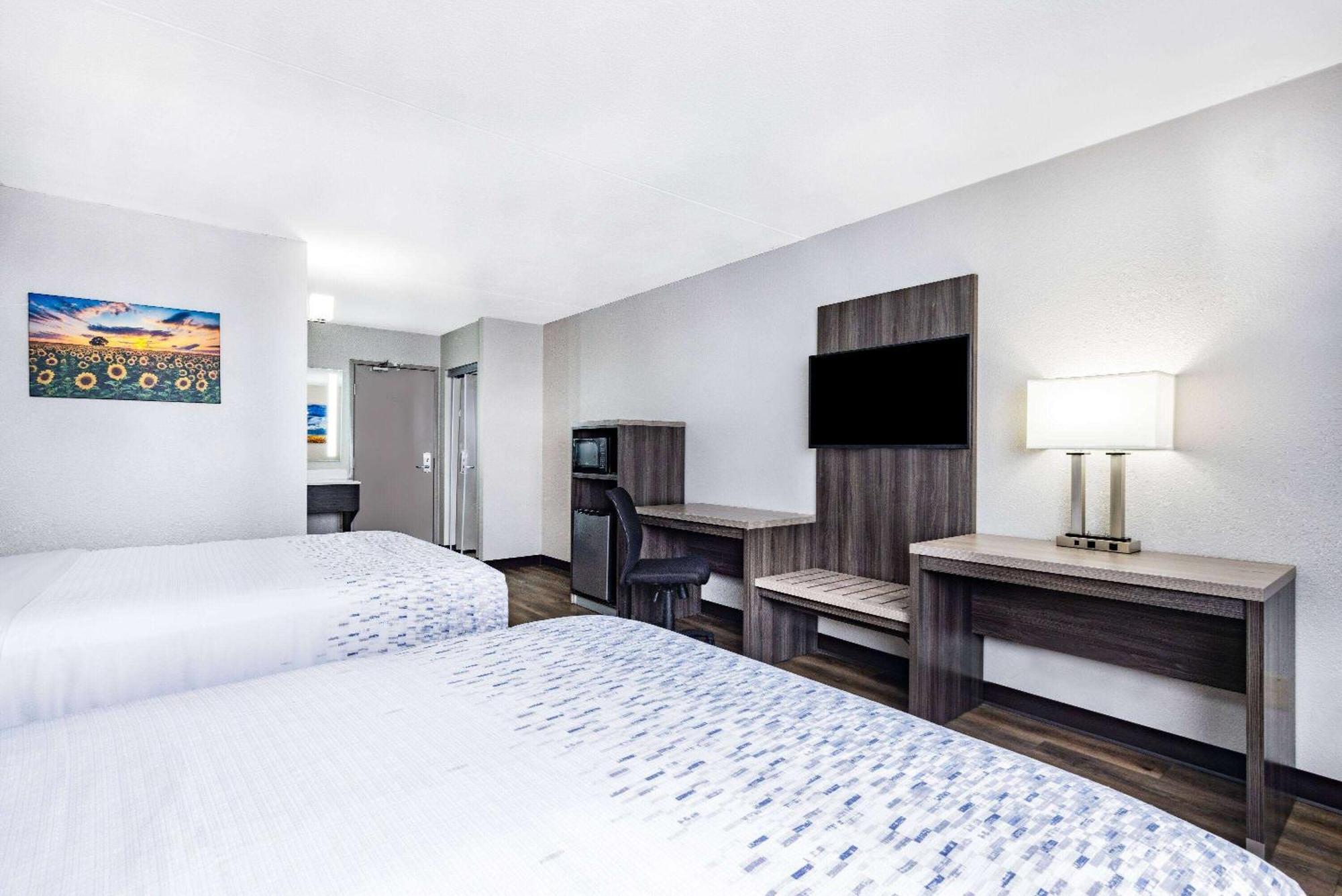 Wingate By Wyndham Wichita Airport Hotel ภายนอก รูปภาพ