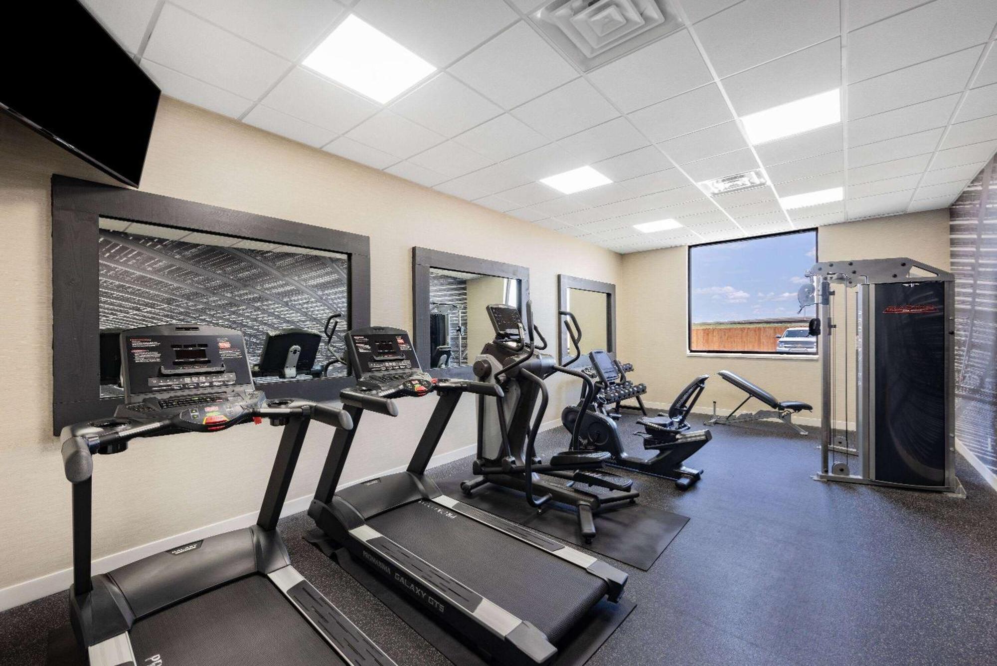 Wingate By Wyndham Wichita Airport Hotel ภายนอก รูปภาพ