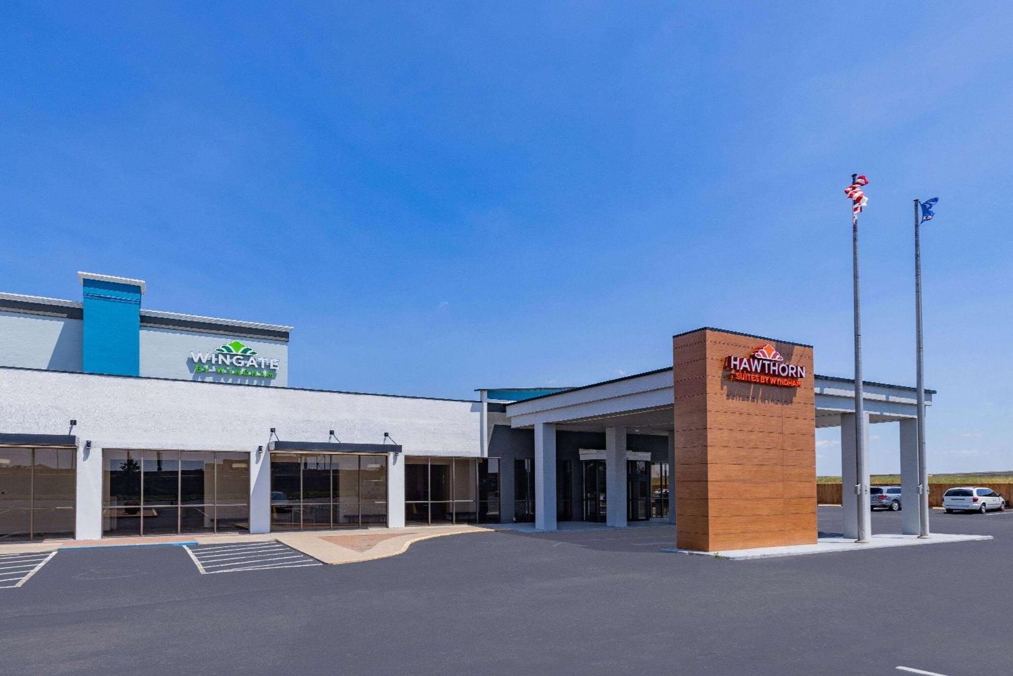 Wingate By Wyndham Wichita Airport Hotel ภายนอก รูปภาพ
