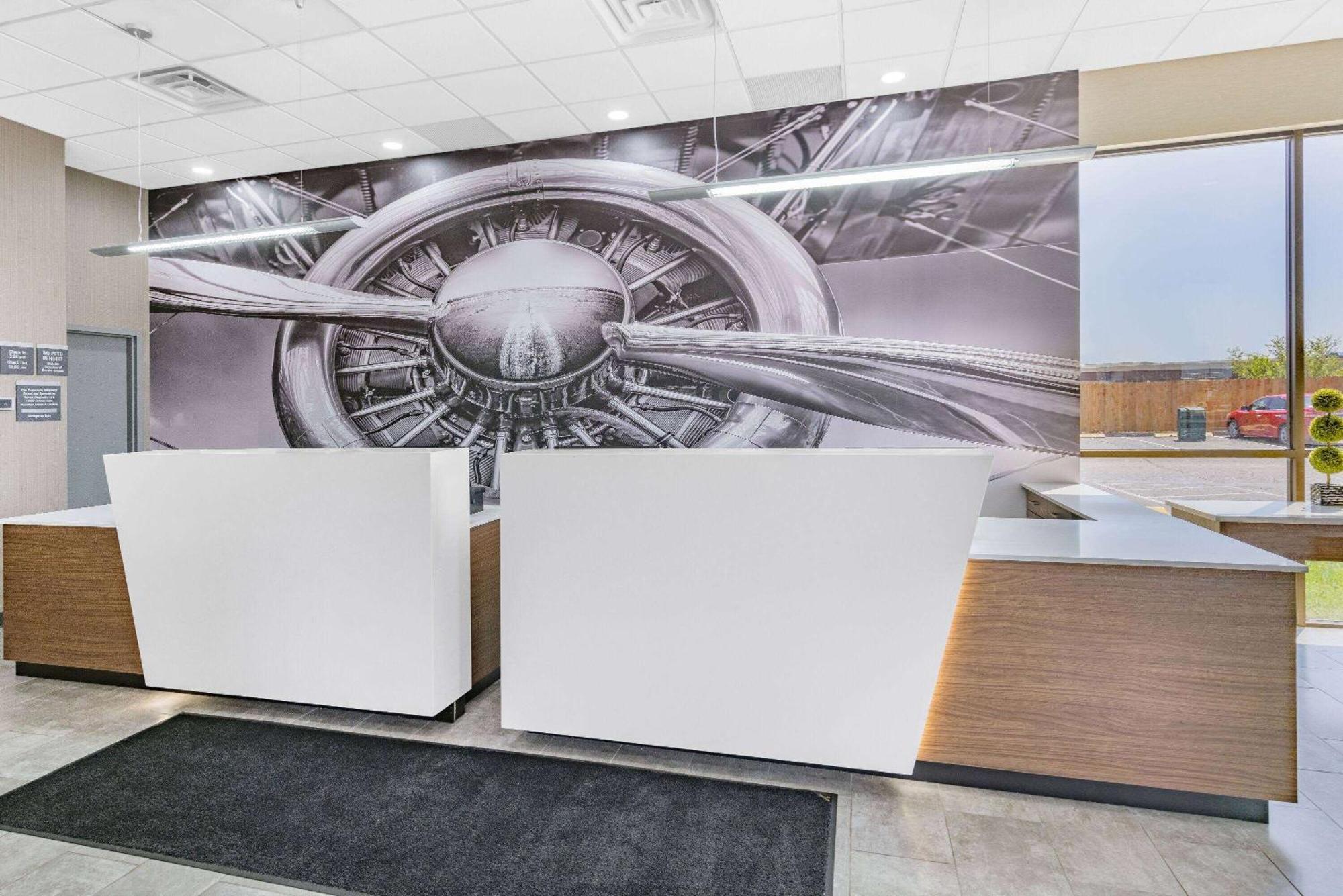 Wingate By Wyndham Wichita Airport Hotel ภายนอก รูปภาพ