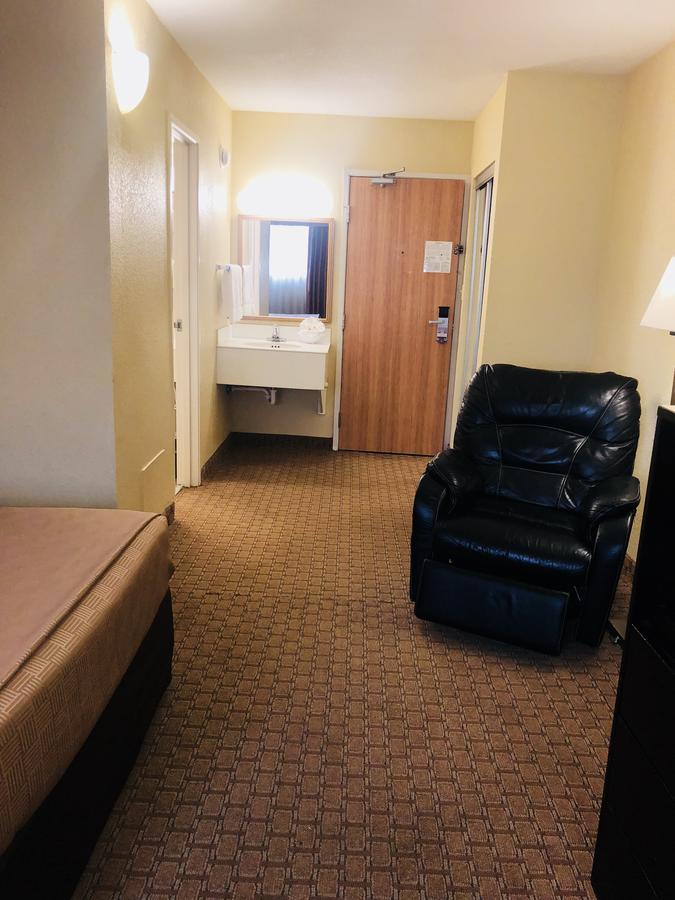 Wingate By Wyndham Wichita Airport Hotel ภายนอก รูปภาพ