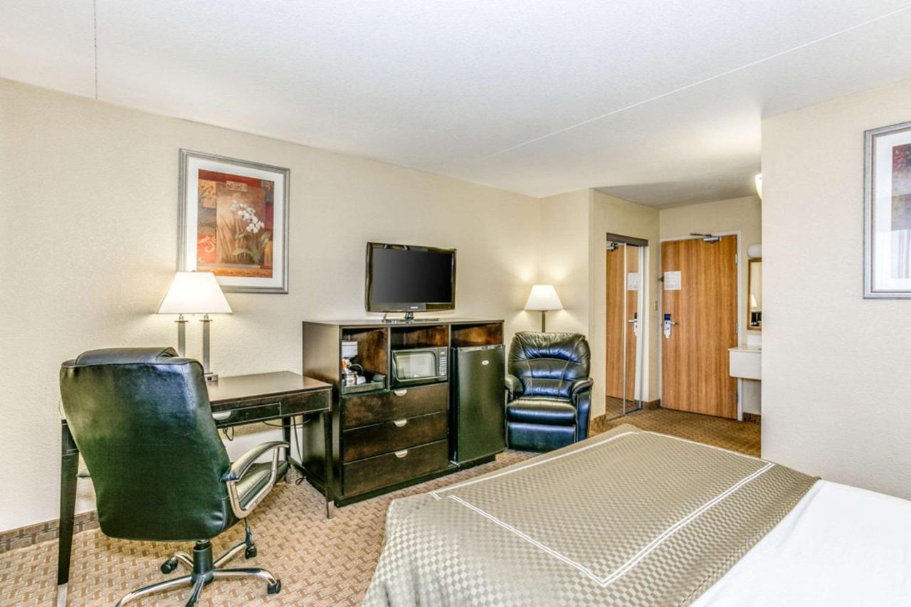 Wingate By Wyndham Wichita Airport Hotel ภายนอก รูปภาพ