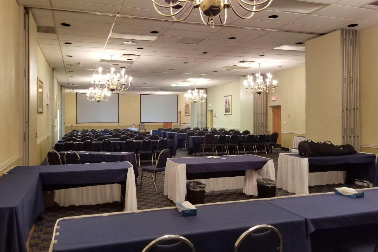 Wingate By Wyndham Wichita Airport Hotel ภายนอก รูปภาพ