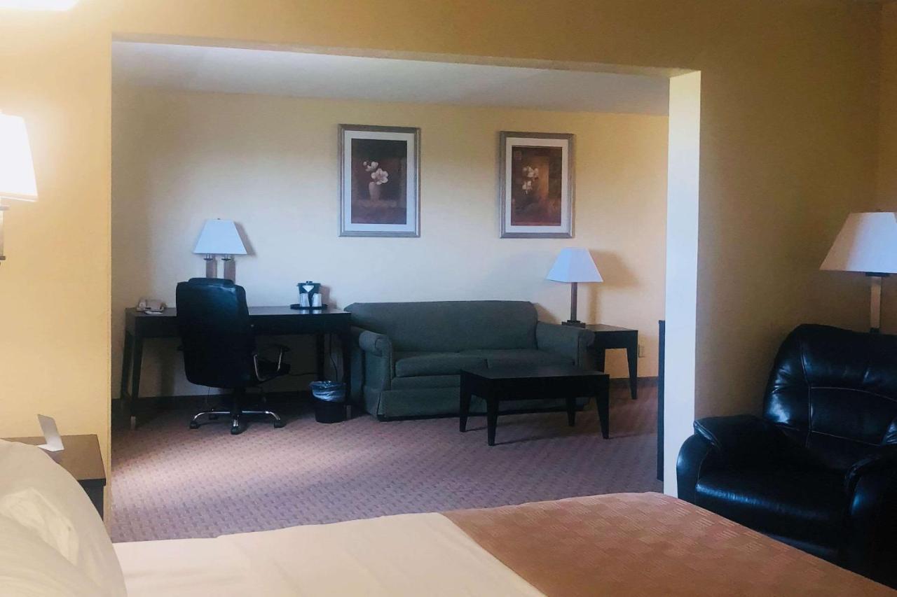 Wingate By Wyndham Wichita Airport Hotel ภายนอก รูปภาพ