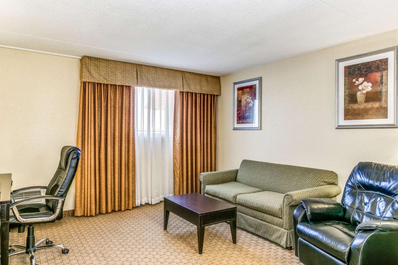 Wingate By Wyndham Wichita Airport Hotel ภายนอก รูปภาพ