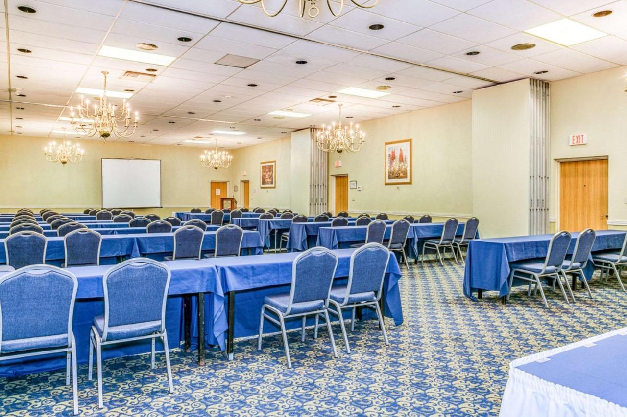 Wingate By Wyndham Wichita Airport Hotel ภายนอก รูปภาพ