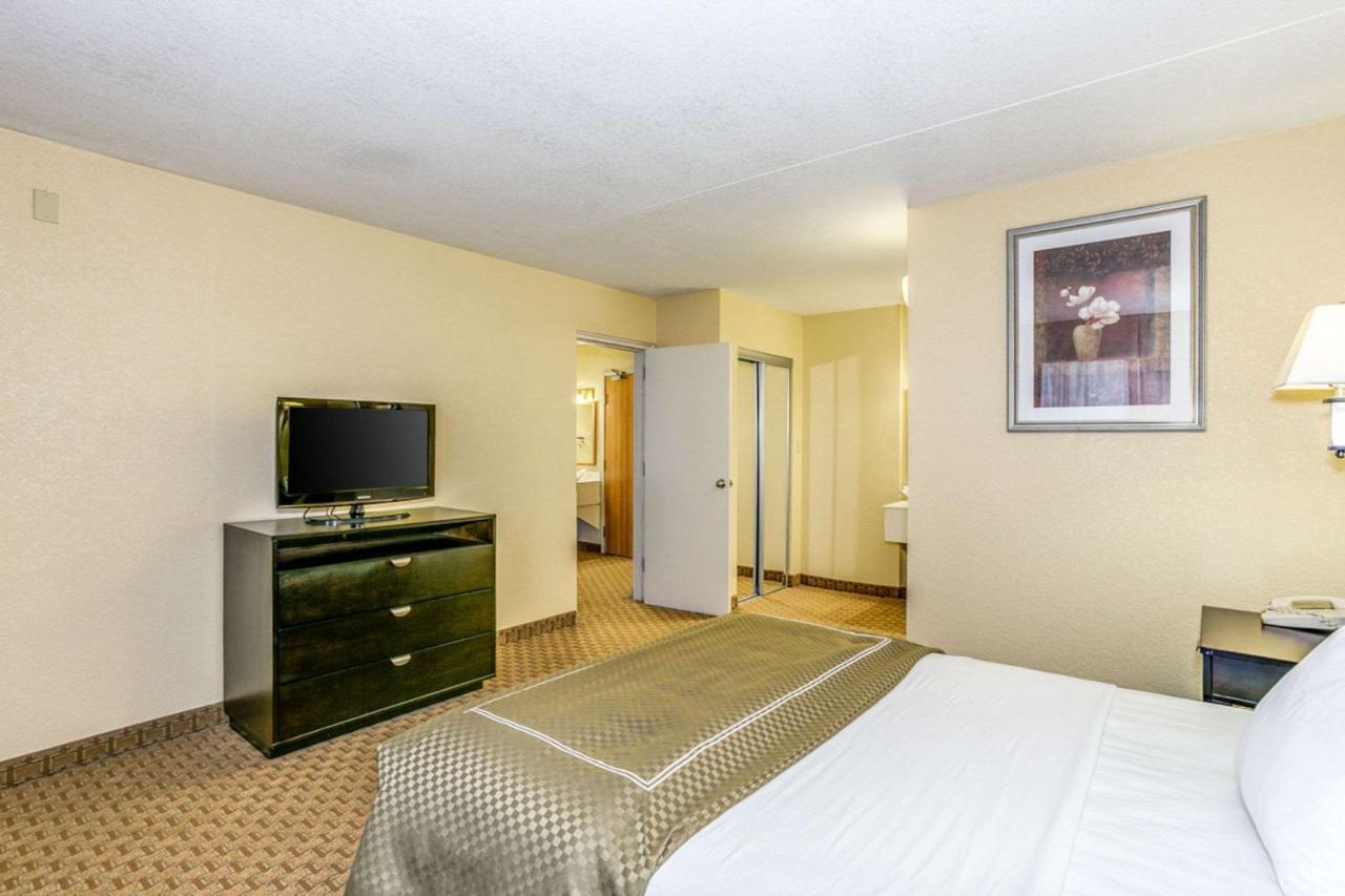 Wingate By Wyndham Wichita Airport Hotel ภายนอก รูปภาพ