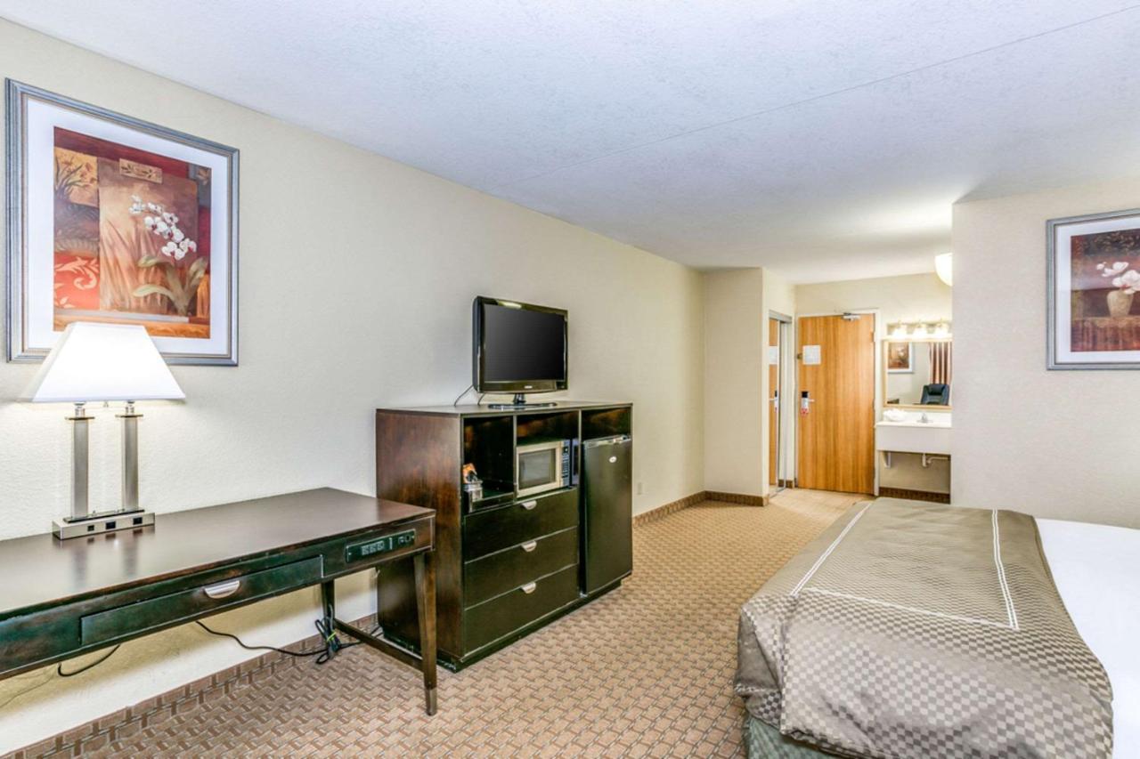 Wingate By Wyndham Wichita Airport Hotel ภายนอก รูปภาพ