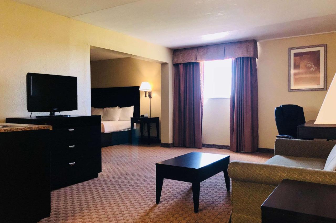 Wingate By Wyndham Wichita Airport Hotel ภายนอก รูปภาพ