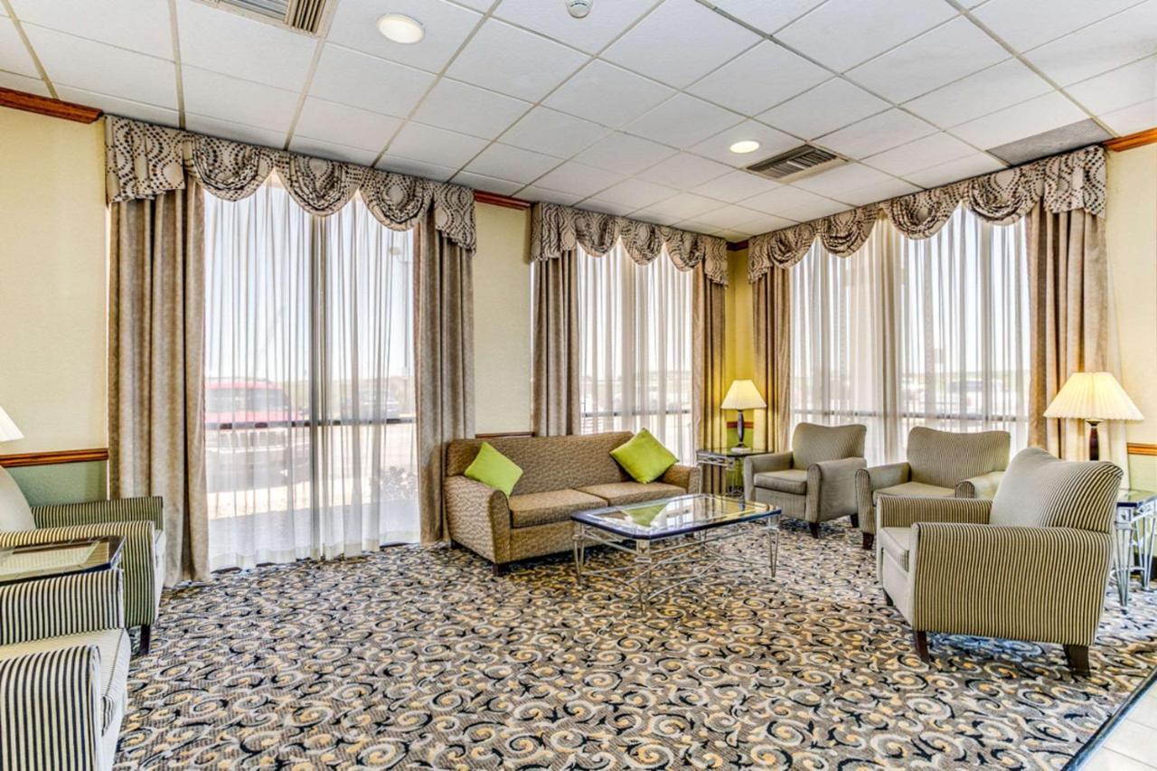 Wingate By Wyndham Wichita Airport Hotel ภายนอก รูปภาพ