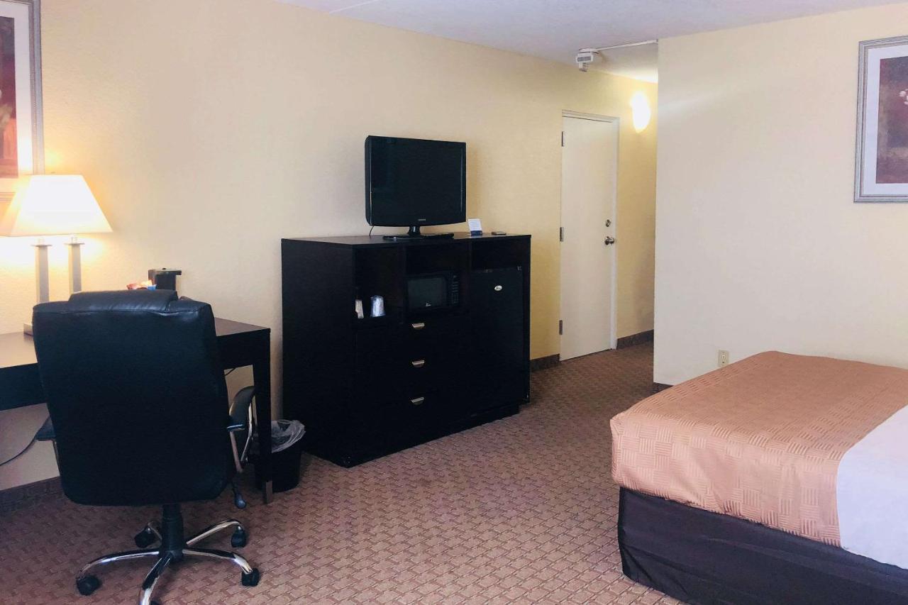 Wingate By Wyndham Wichita Airport Hotel ภายนอก รูปภาพ