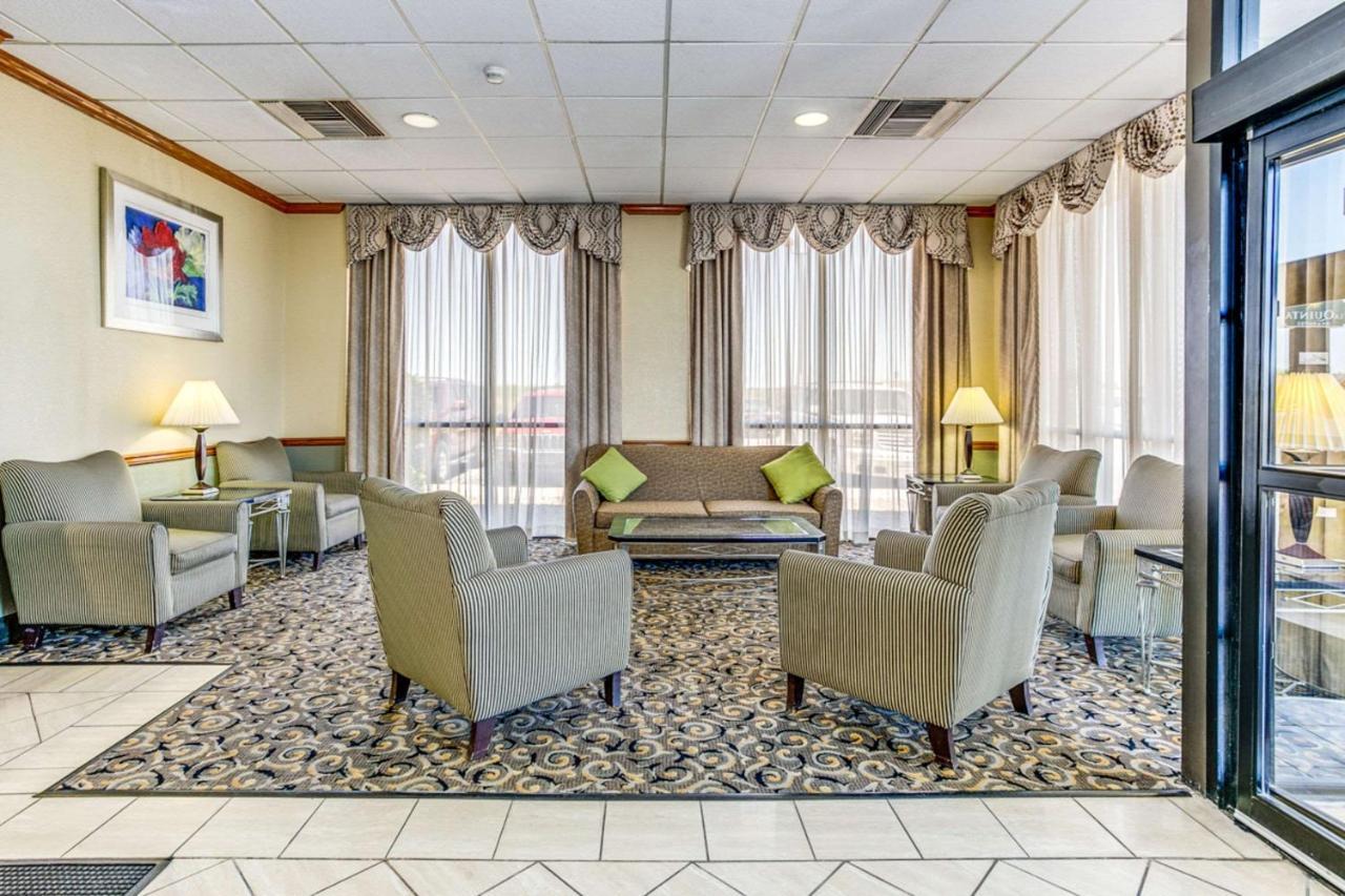 Wingate By Wyndham Wichita Airport Hotel ภายนอก รูปภาพ